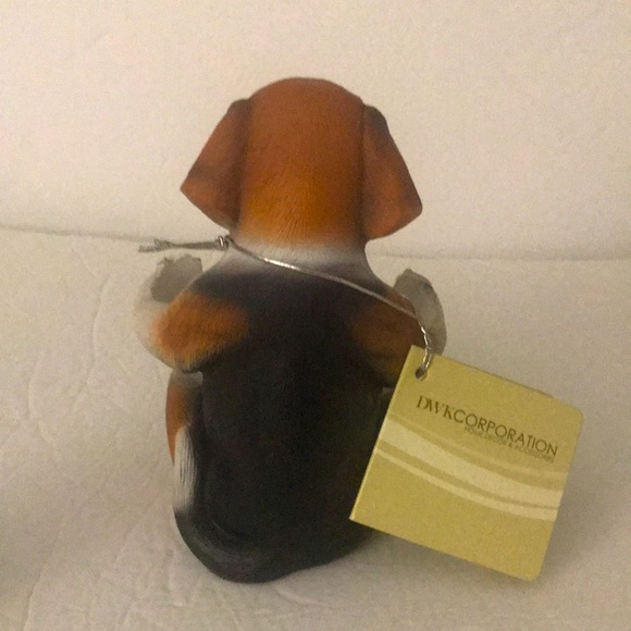 Beagle Dog Holding Salt and Pepper Shakers - Picture 4 of 5